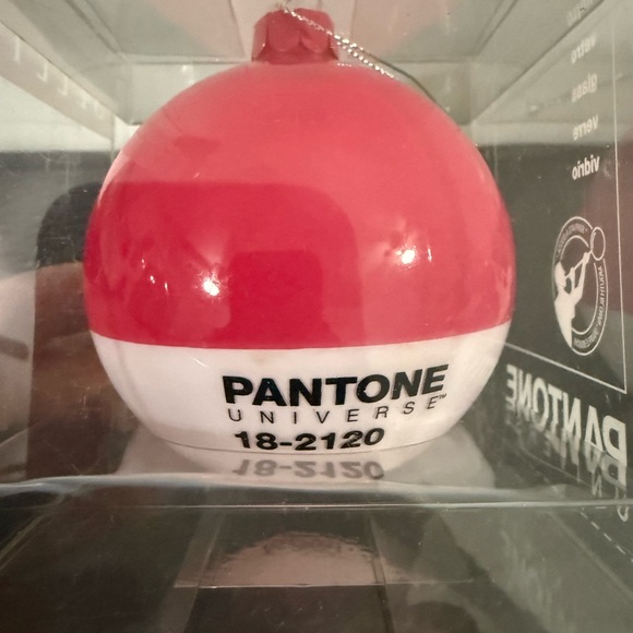 Glass Christmas Ball Pantone
Universe 18-2120 Ornament new in the box - Picture 4 of 7